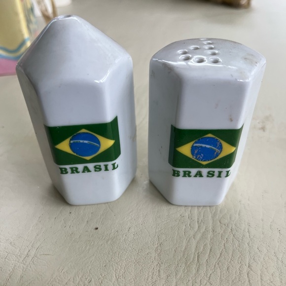 Brazil Flag Salt and Pepper Shakers - Picture 1 of 3